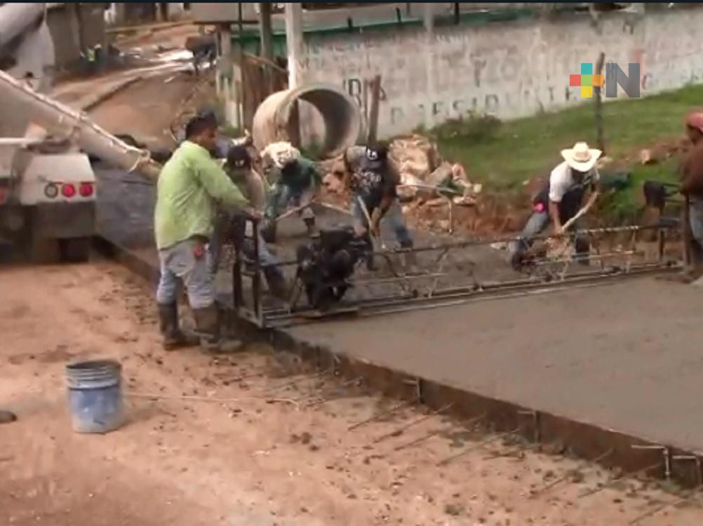 Gobierno de Veracruz continúa con pavimentación de carretera de Zacualpan a Tlachichilco