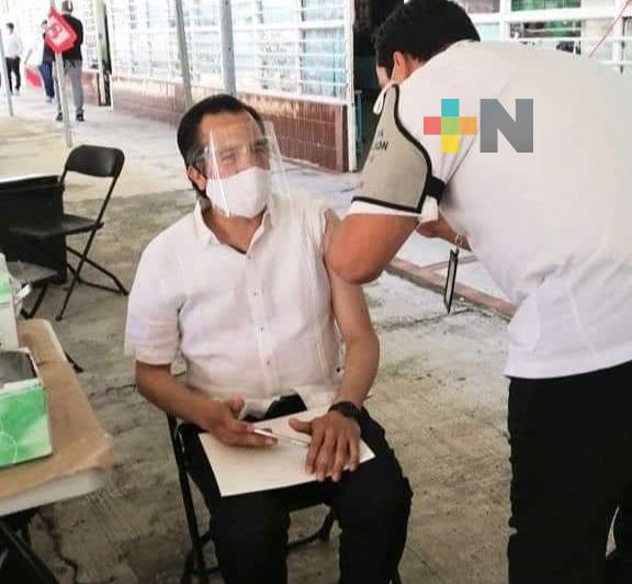 Gobernador Cuitláhuac García recibe primera dosis de la vacuna contra COVID-19