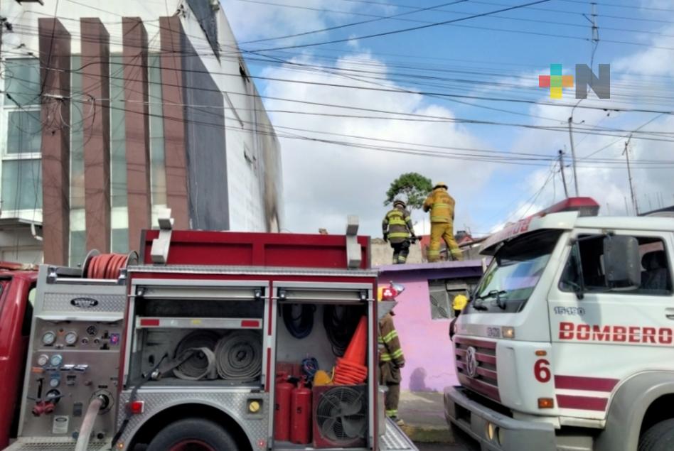 Bomberos sofocan incendio en vivienda de la calle Sarabia