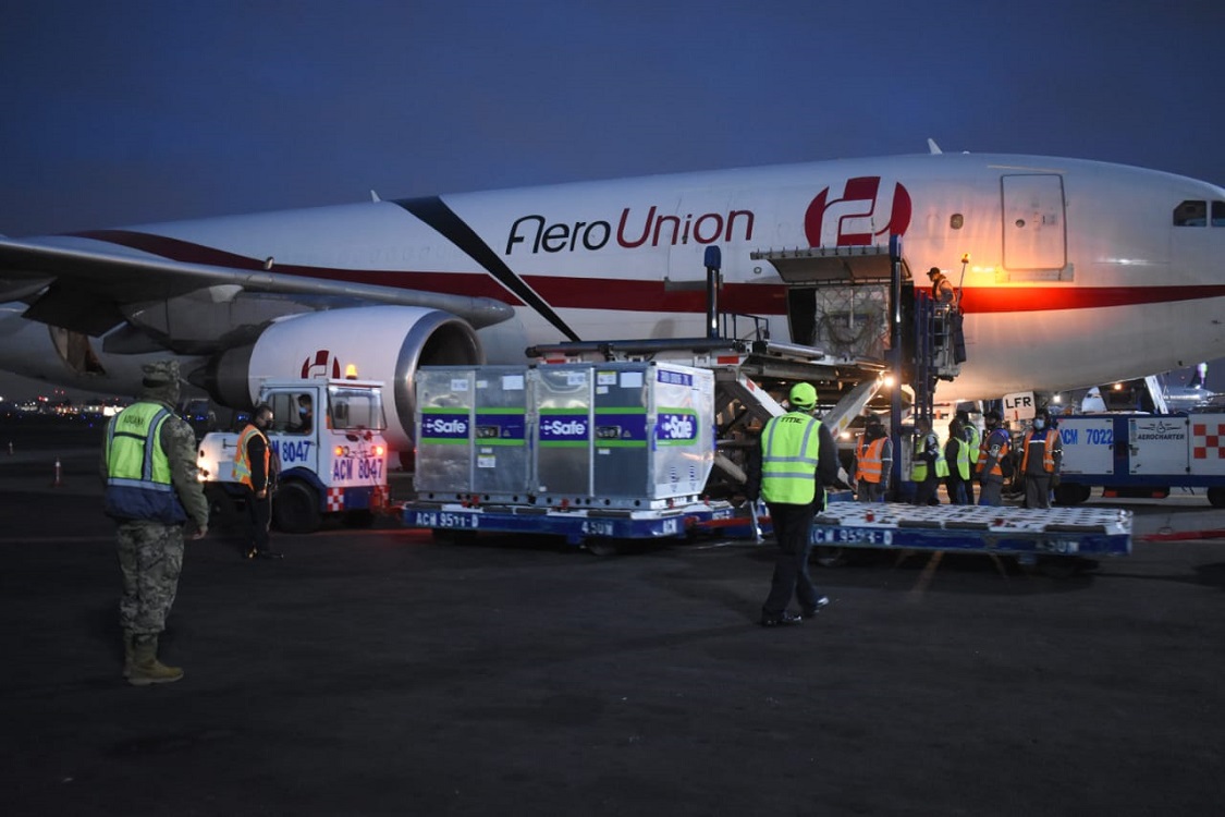 Llega a México el embarque más grande de vacunas envasadas contra COVID-19