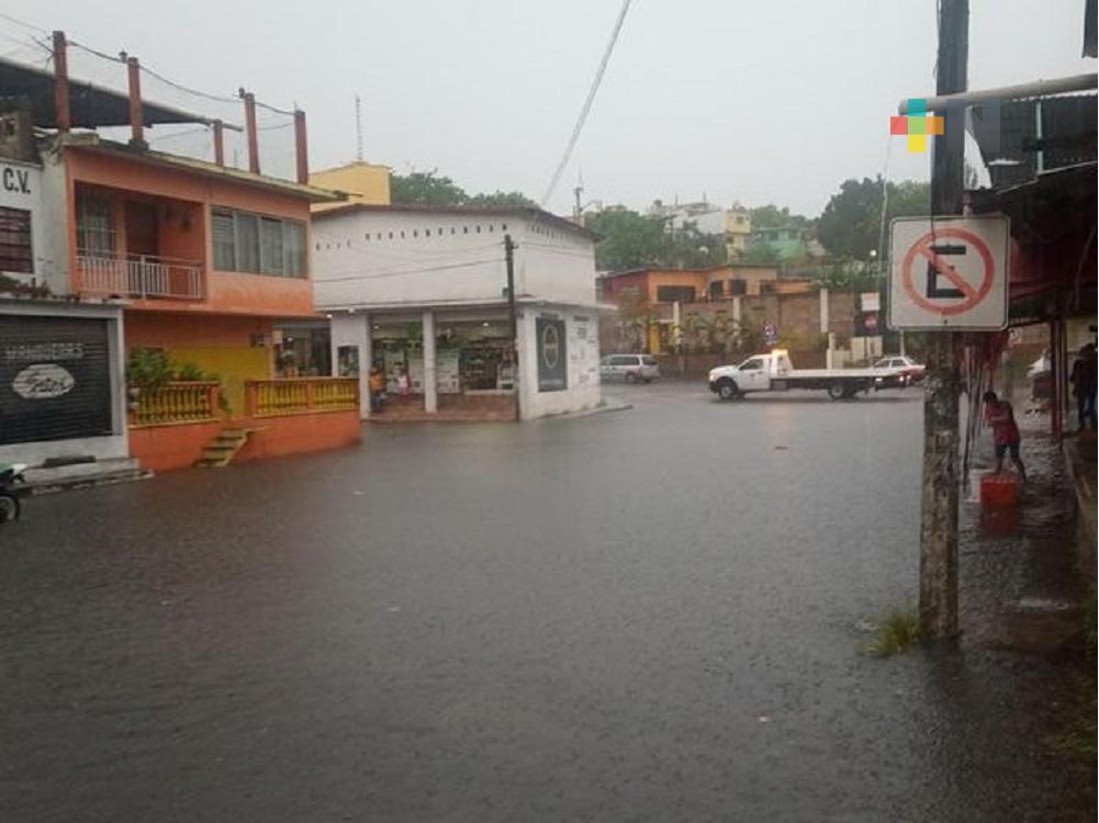 Lluvia sorprendió a tuxpeños, automovilistas tuvieron que ser auxiliados por agentes de Tránsito