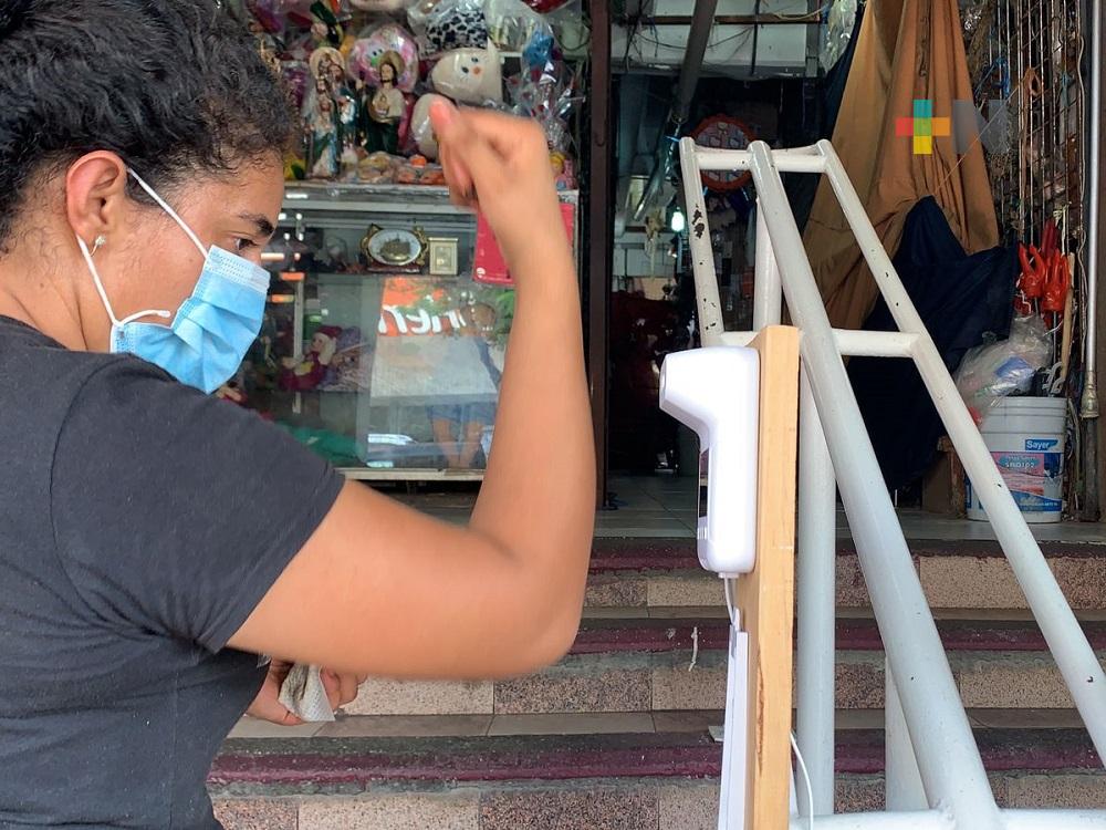 Locatarios y autoridades instalaron termómetros corporales en accesos de Mercado Coatzacoalcos