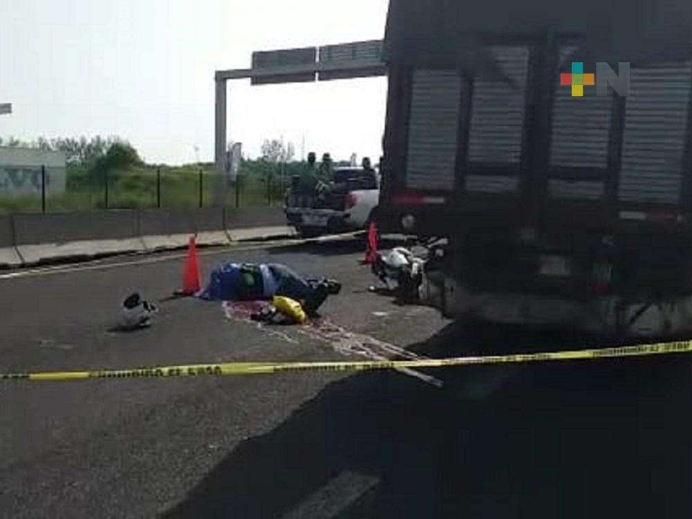 Muere motociclista tras impactarse en parte trasera de camión de carga