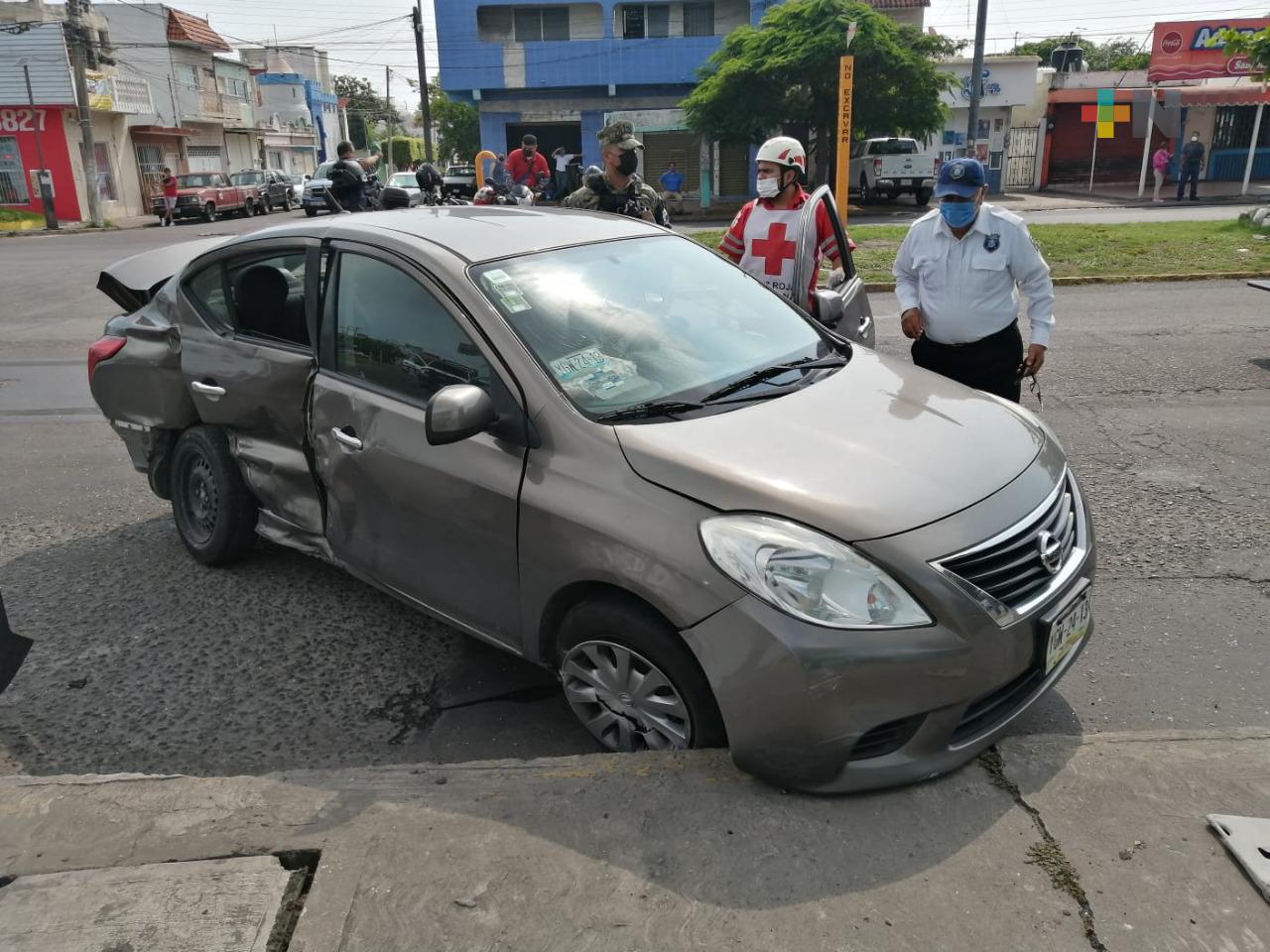 Patrulla del Ayuntamiento de Veracruz se impactó contra un vehículo particular
