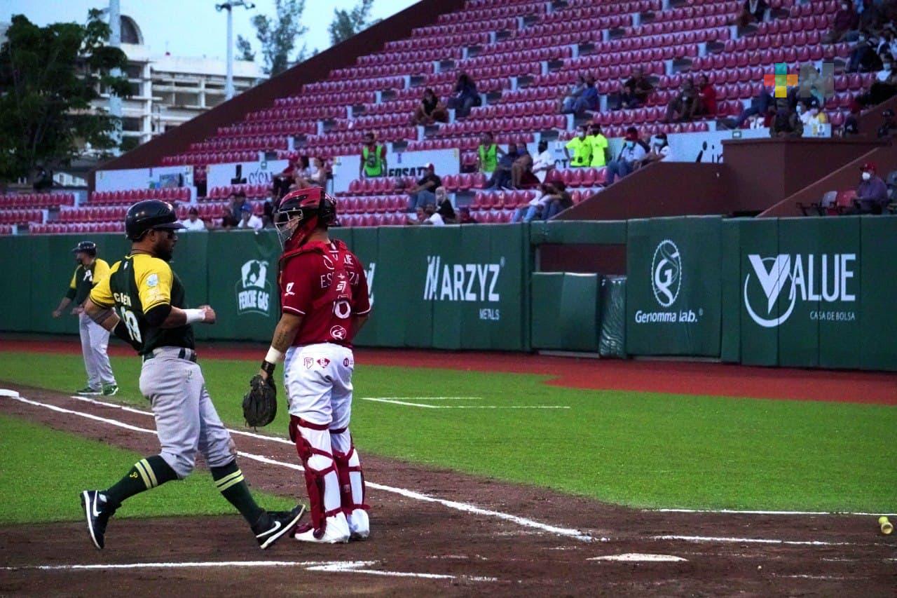 Los Pericos sacaron la escoba, en el Beto Ávila