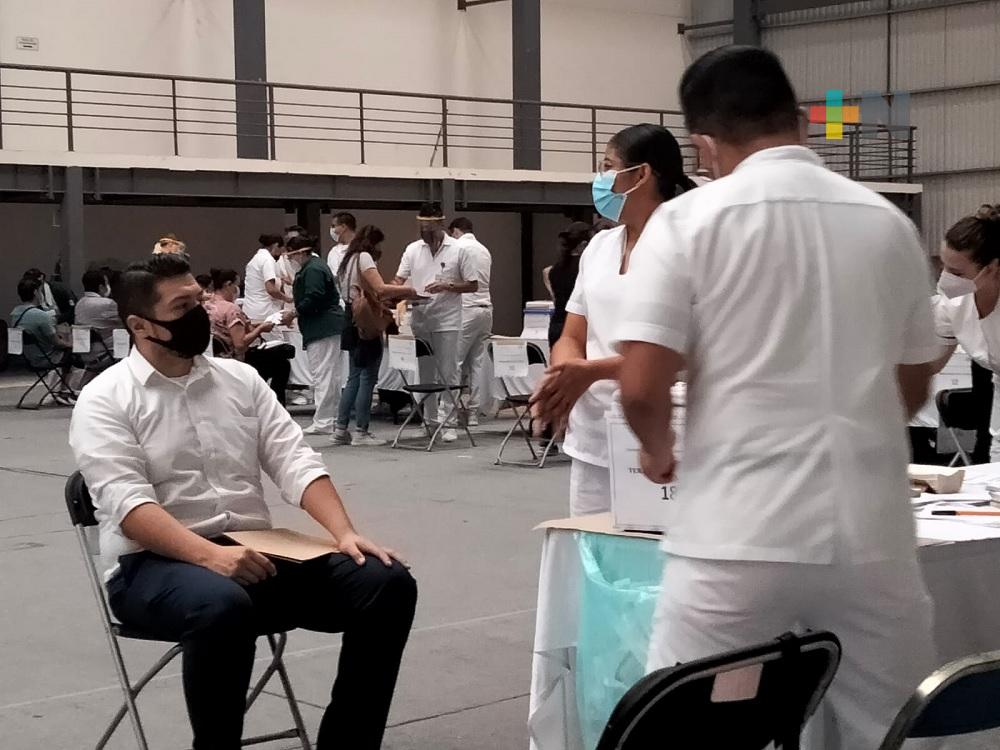 Personas mayores de 40 años aprovechan para vacunarse contra covid, en Xalapa