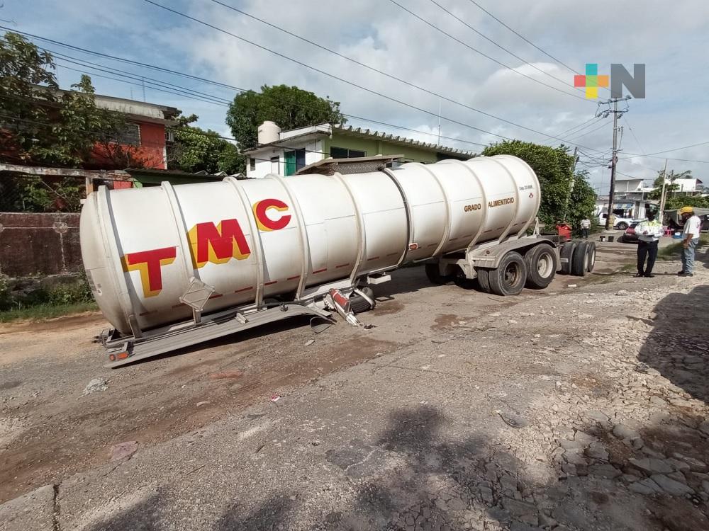 Pipa que transportaba melaza quedó varada en calle de Coatzacoalcos, sin reportarse lesionados