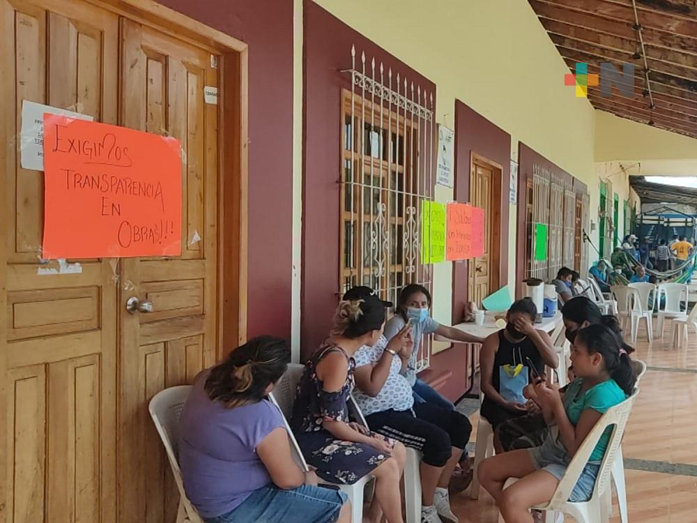 Pobladores mantienen tomado palacio municipal de Coetzala, piden auditoría para la actual administración