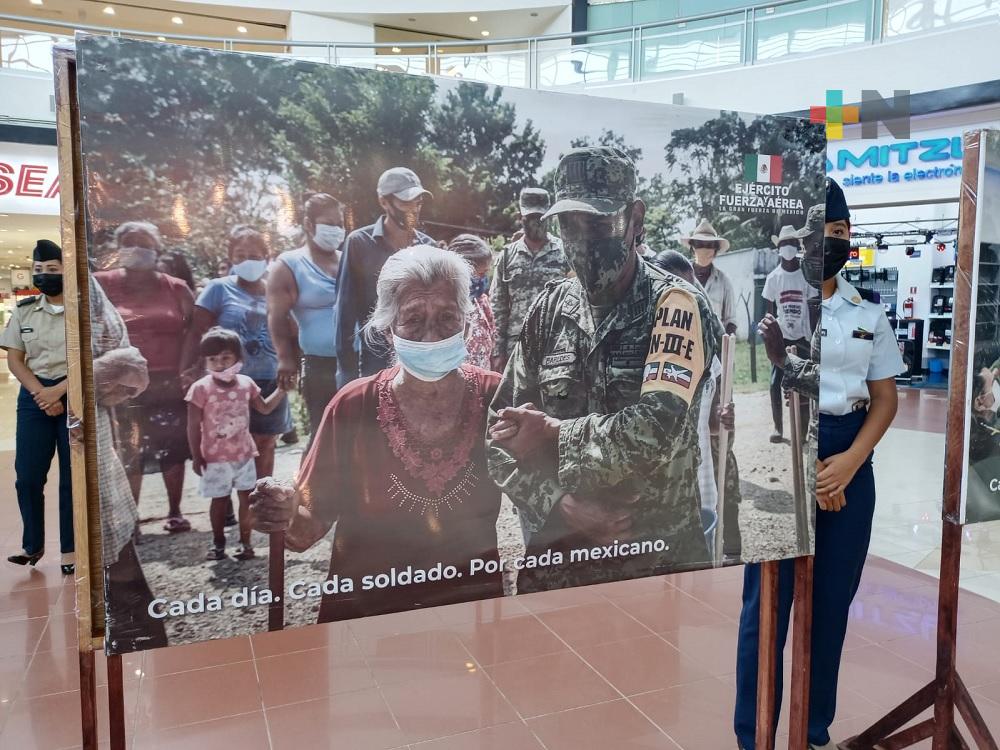 Sedena montó exhibición fotográfica conmemorativa en plaza comercial de Coatzacoalcos