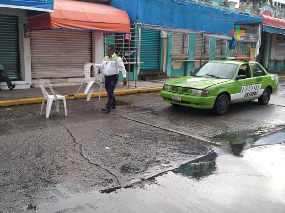 Tránsito de Coatzacoalcos, continúa retirando obstáculos para apartar lugares de estacionamiento