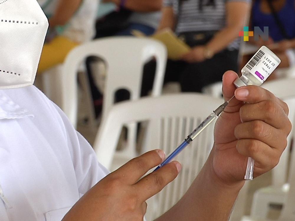 Vacunan a personas mayores de 30 años en el municipio de Rafael Lucio