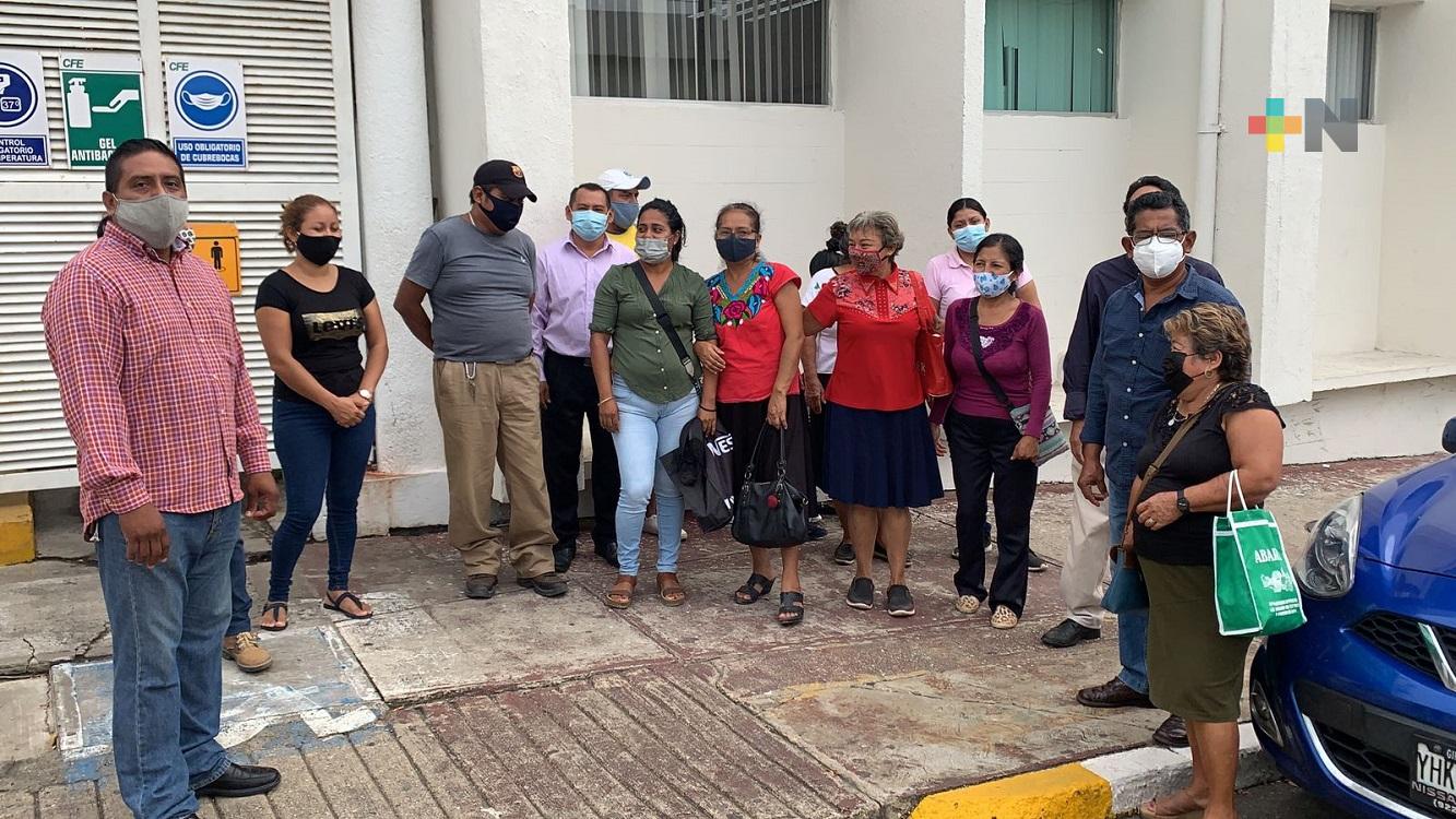 Vecinos piden a CFE regularicen servicio en colonia de Coatzacoalcos