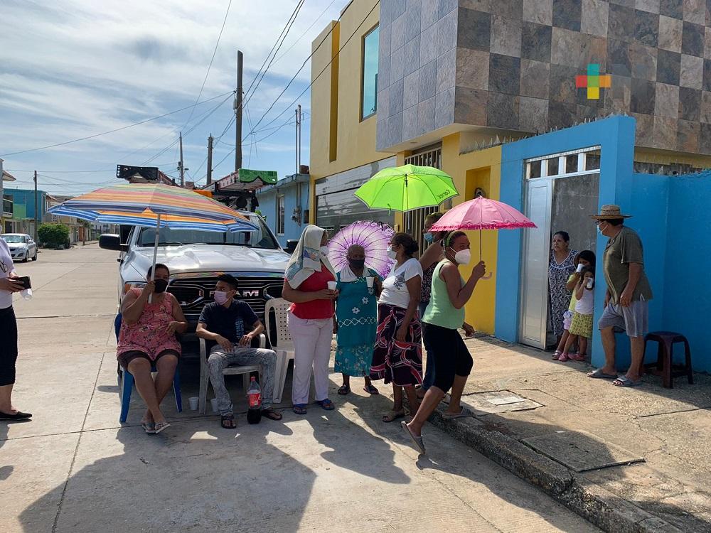 Vecinos de colonia de Coatzacoalcos retienen camioneta de CFE, exigen resuelvan problema de energía eléctrica