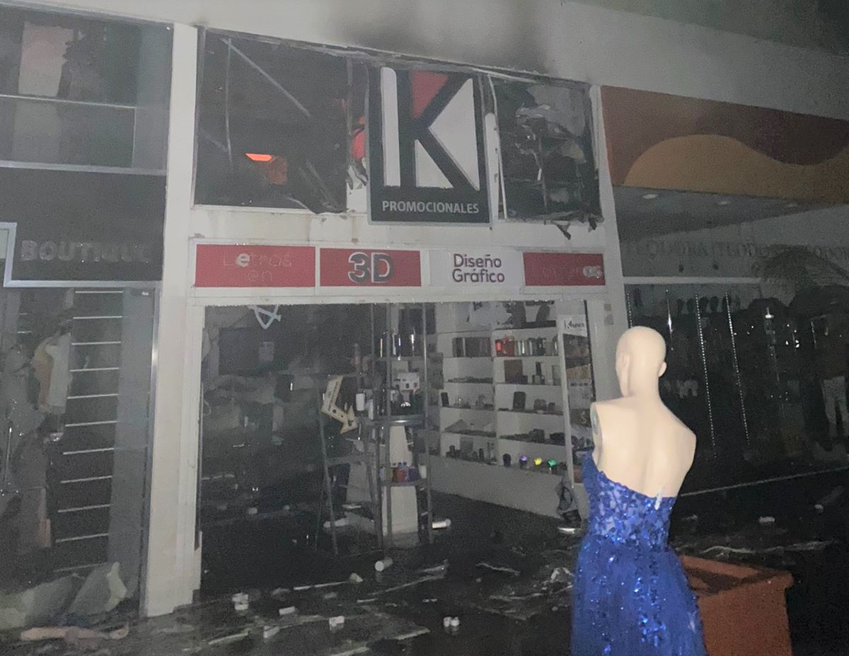 Incendio en Plaza Ánimas afectó a siete locales comerciales; no hubo personas lesionadas