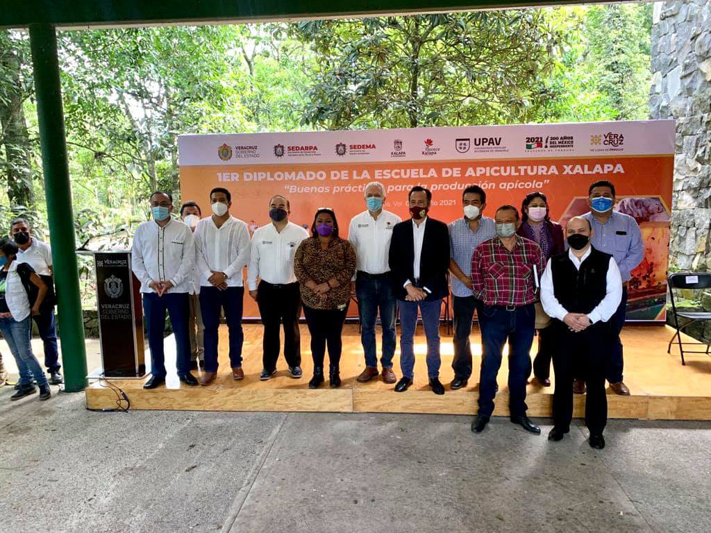 El gobernador Cuitláhuac García inauguró el primer diplomado de la escuela de apicultura en Xalapa