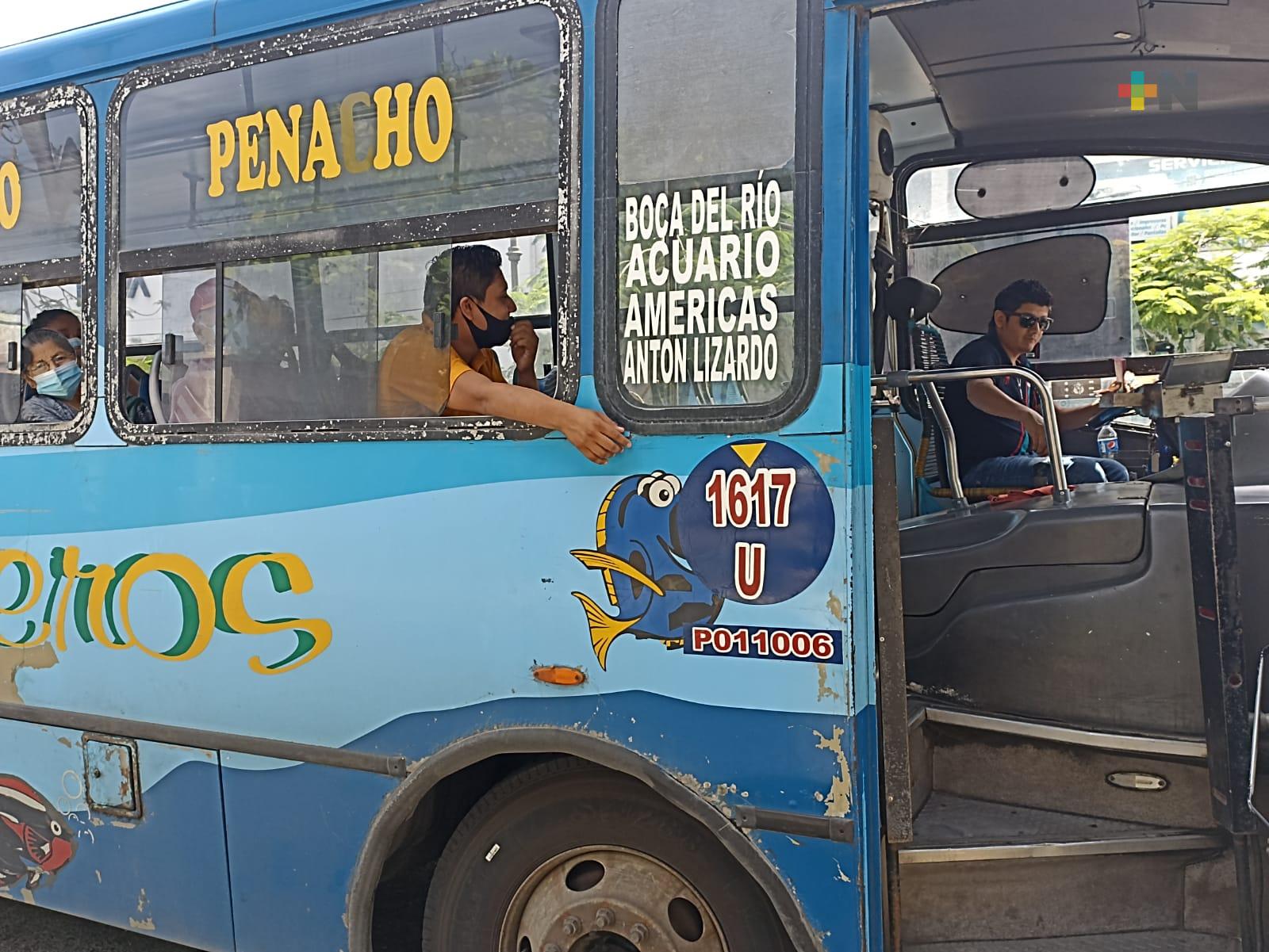 Choferes del transporte público se resisten al uso del cubrebocas en Veracruz
