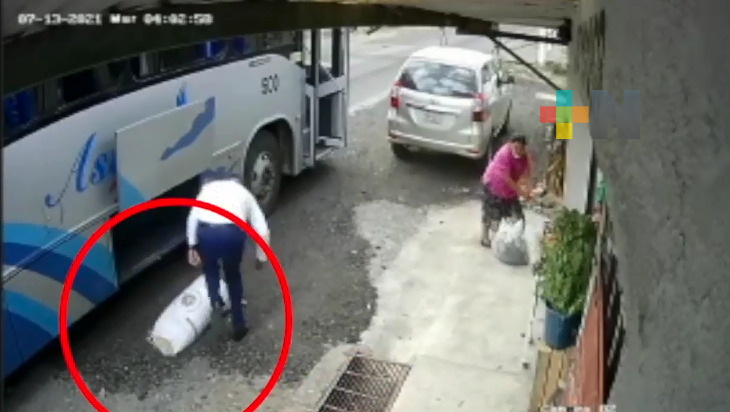 Empresa de autobuses se disculpa por maltrato a pasajera