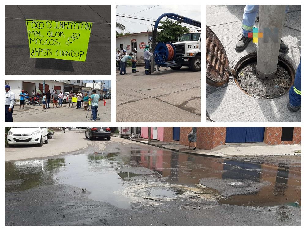 Cierran calle en colonia Manantial de Boca del Río, exigen se concluya desazolve de drenaje