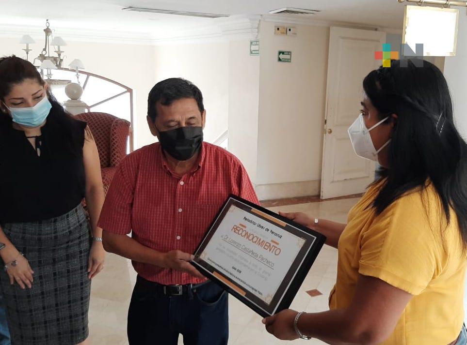 Entregan reconocimiento al doctor Lorenzo Castañeda Pacheco por apoyo a periodistas de Veracruz-Boca del Río
