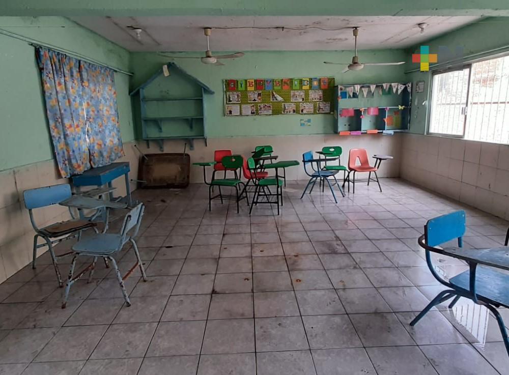 Escuelas de Isla y Hueyapan de Ocampo, se benefician con programa de regularización jurídica