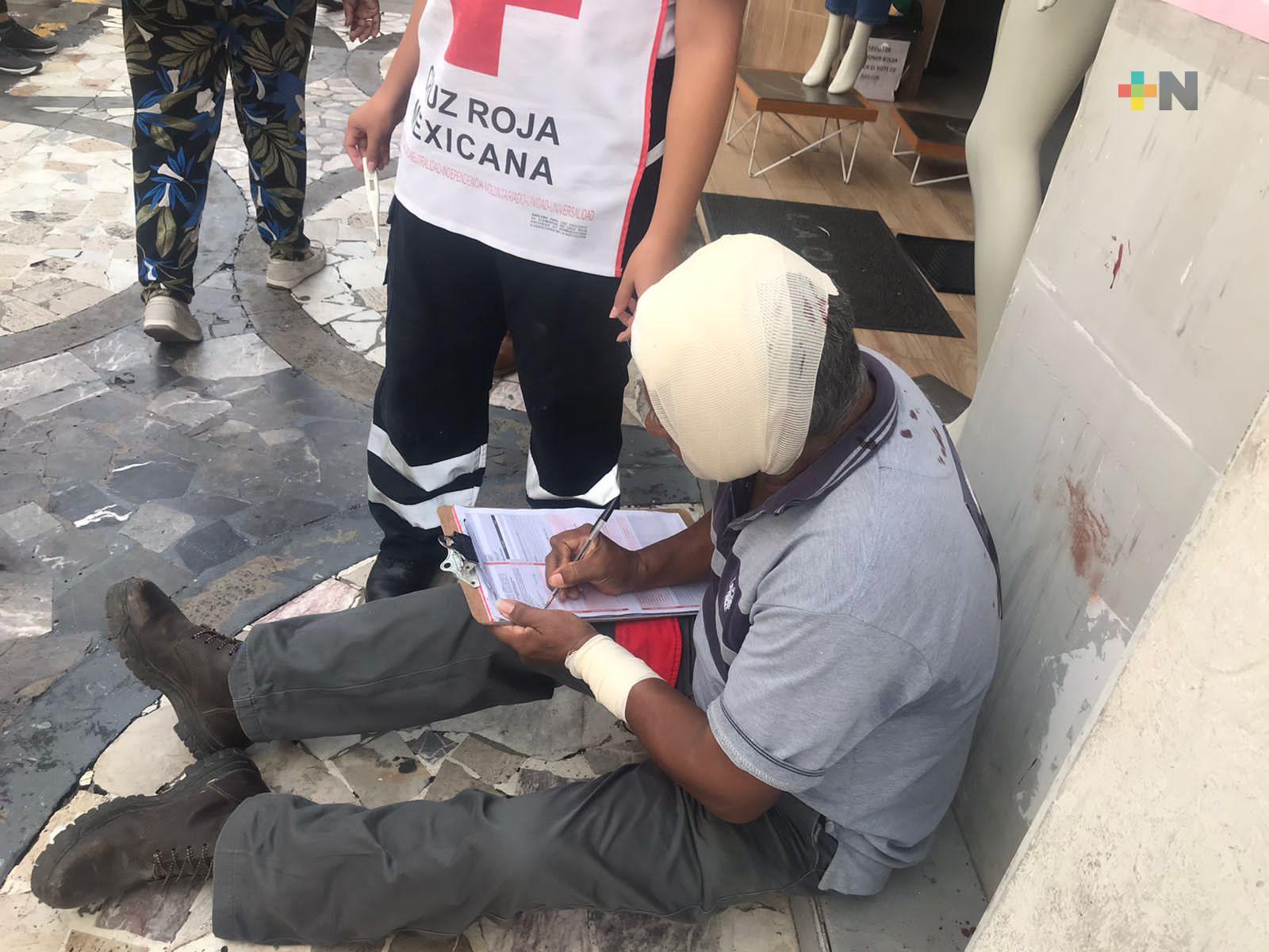 Pedazo de concreto lesiona a hombre de la tercera edad en Centro Histórico de Veracruz
