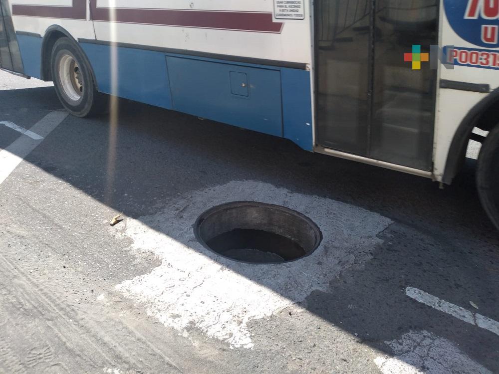 Automovilistas exigen al Ayuntamiento de Veracruz, atienda reporte de registro sin tapa