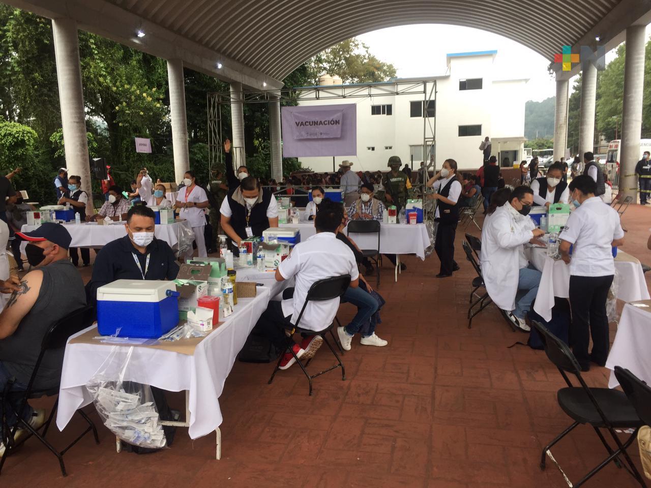 En Banderilla vacunan a personas de 40 a 49 años, así como de Rafael Lucio y Acajete