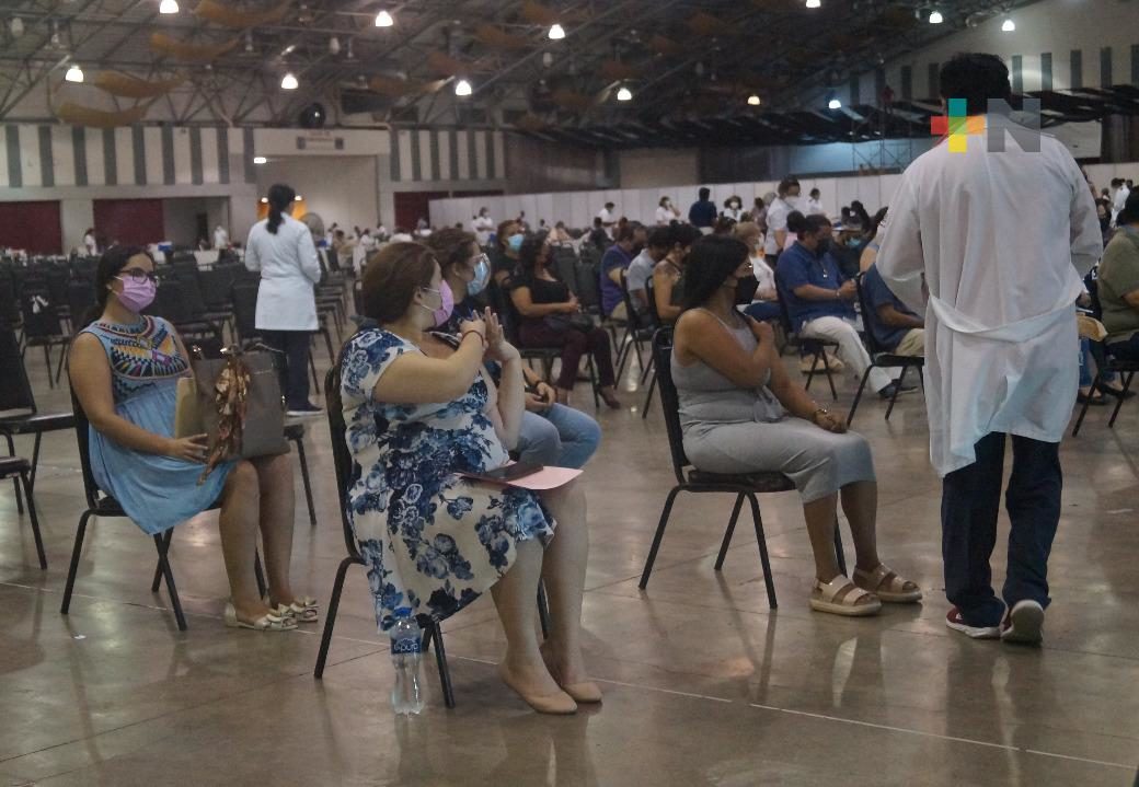 Embarazadas acuden a jornada de vacunación contra COVID-19 en Boca del Río