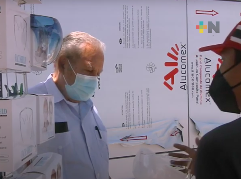 Con venta de cubrebocas, comerciante ha encontrado una forma de subsistir en Coatzacoalcos