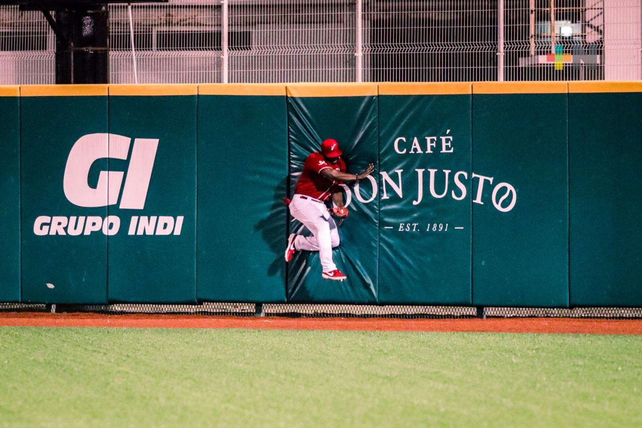 Luce el guante y bat de Yasiel Puig en el triunfo de El Águila ante Olmecas