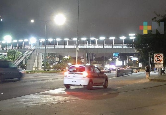 Se iluminan puentes para mayor seguridad a peatones en Xalapa