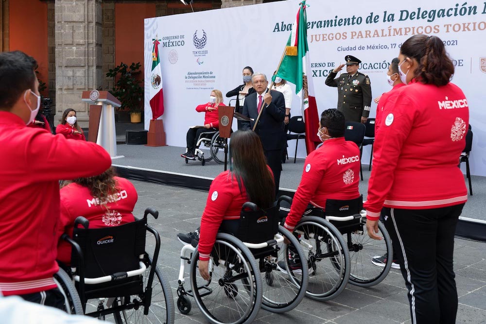 Presidente abandera a delegación mexicana participante en los XVI Juegos Paralímpicos de Tokio 2020