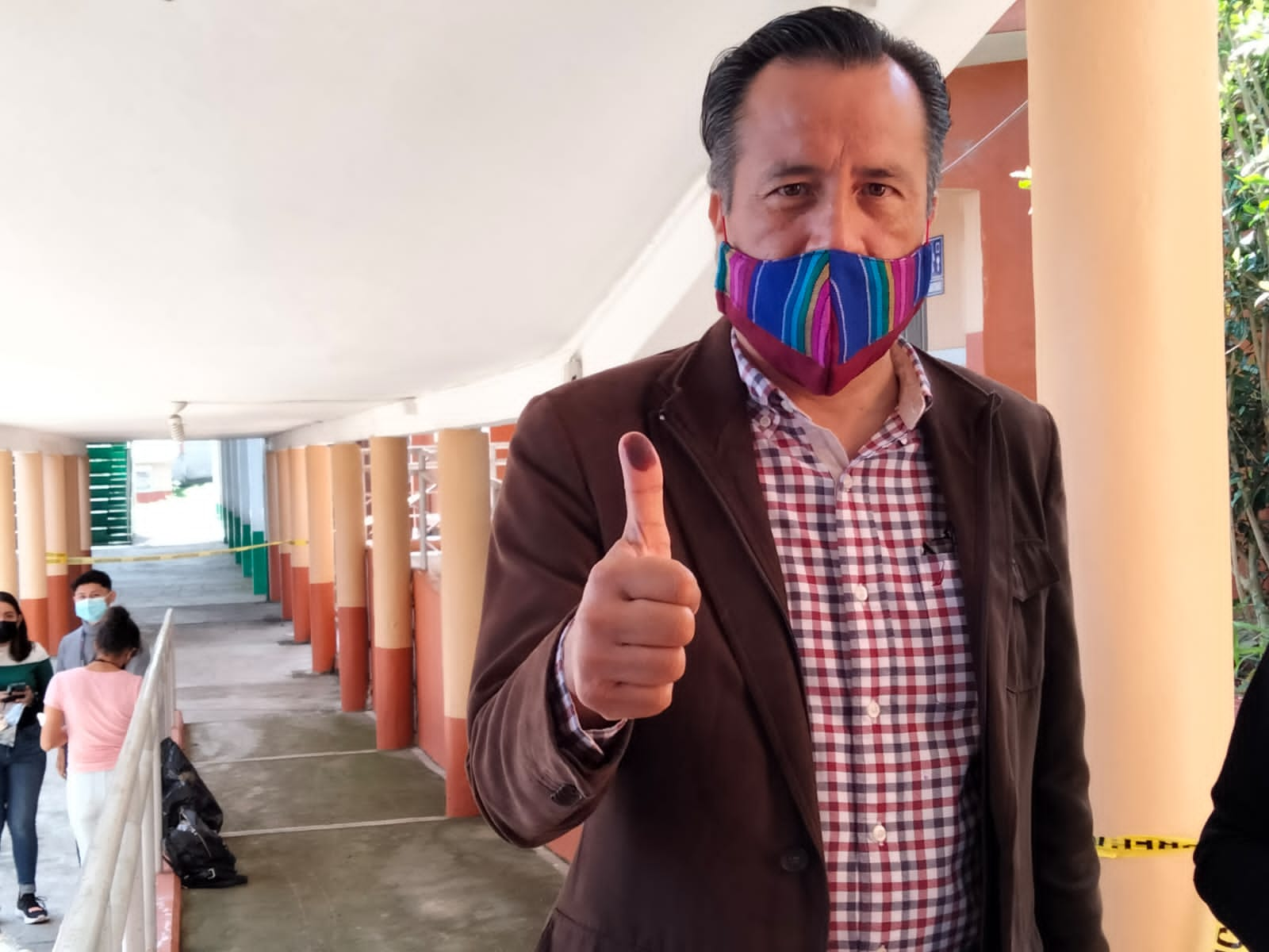 Gobernador Cuitláhuac García, ejerció su voto en la Consulta Popular