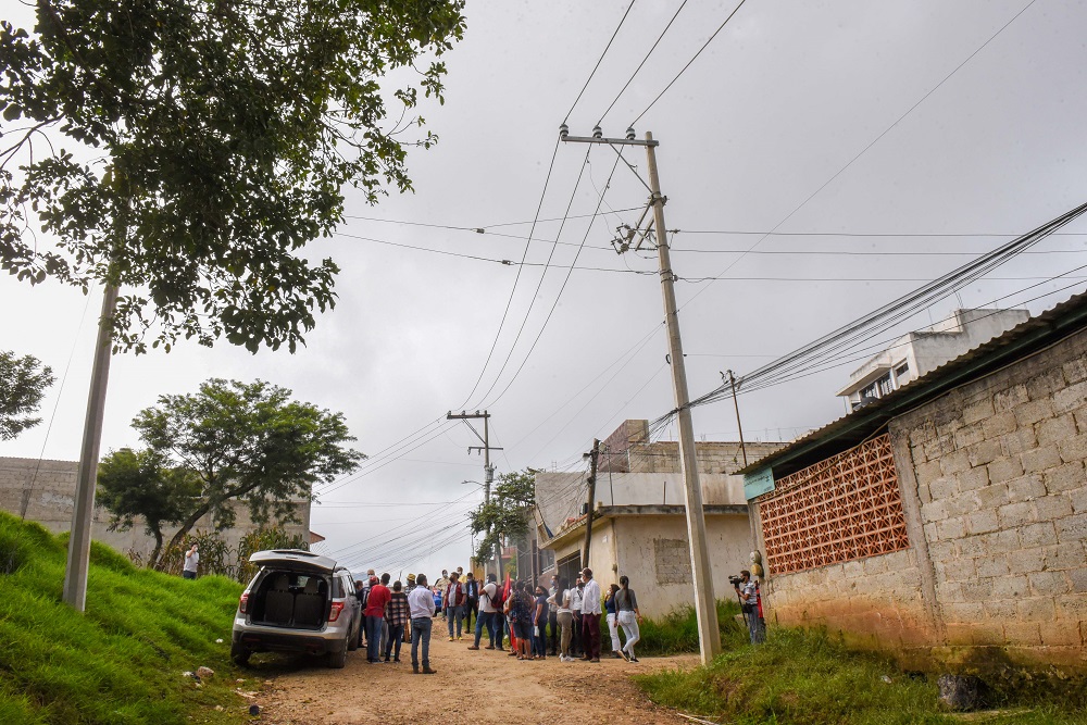 Entregan obras de electrificación en periferia de Xalapa