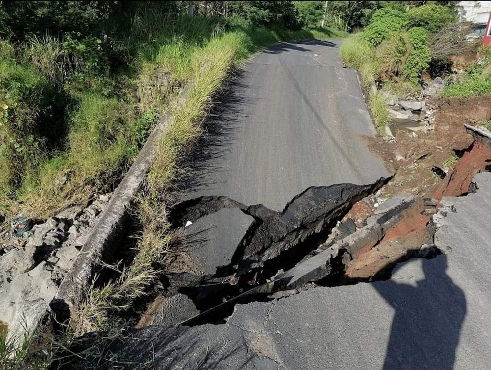 Acordonada zona de puente colapsado en carretera Xalapa-Alto Lucero