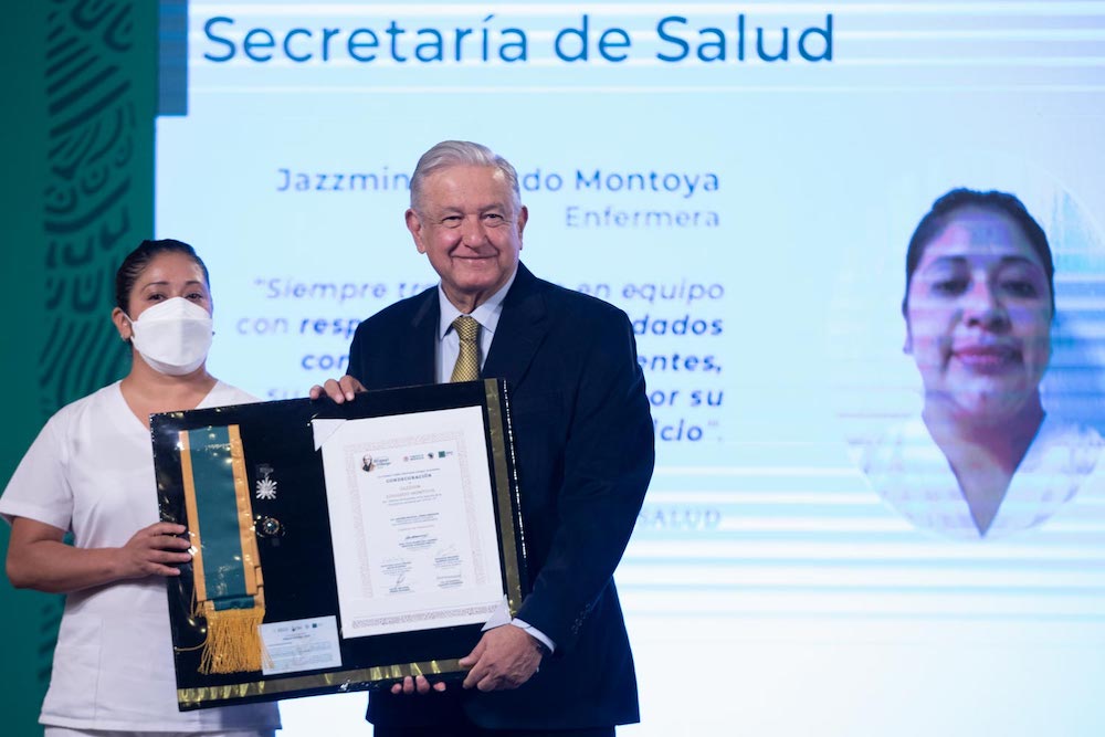 Entrega AMLO condecoración Miguel Hidalgo a personal de salud