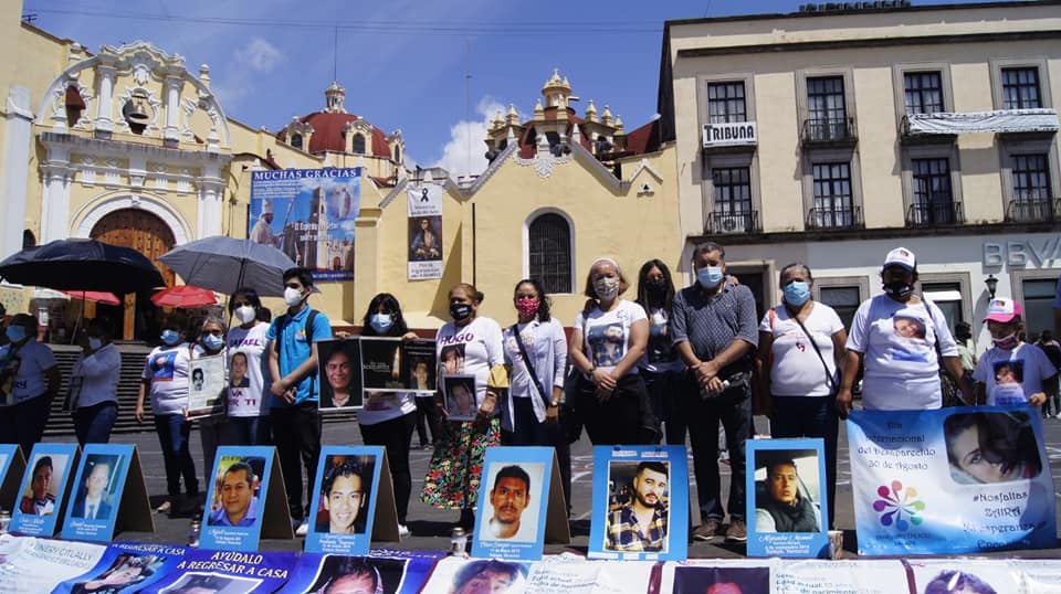 Colectivo Familiares Enlaces Xalapa, se manifestó en  plaza Lerdo y parque Juárez para recordar sus casos