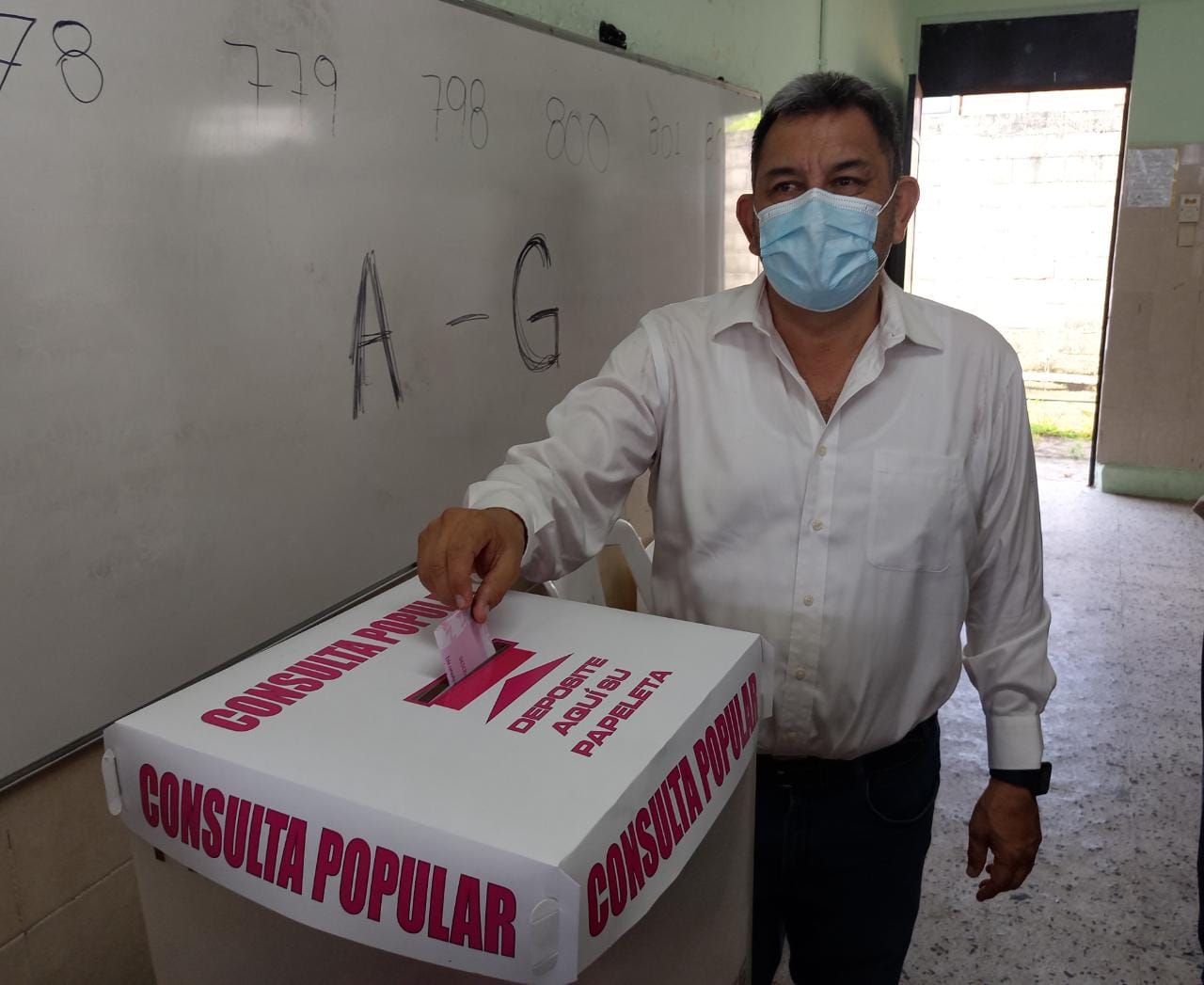 El alcalde electo de Coatzacoalcos, Amado Cruz Malpica, participó en la Consulta Popular