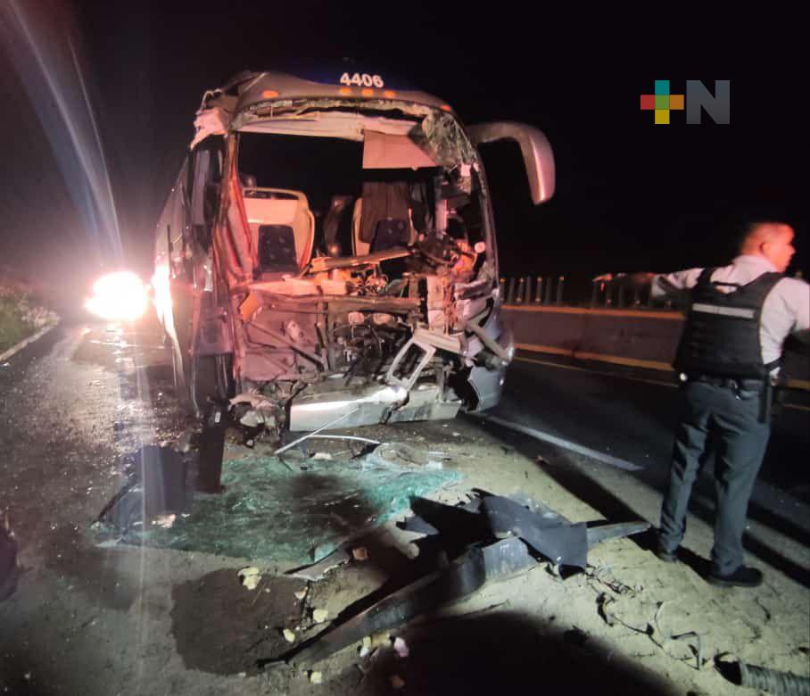 Autobús se impactó contra tractocamión en autopista La Tinaja-Cosoleacaque; 15 personas lesionadas