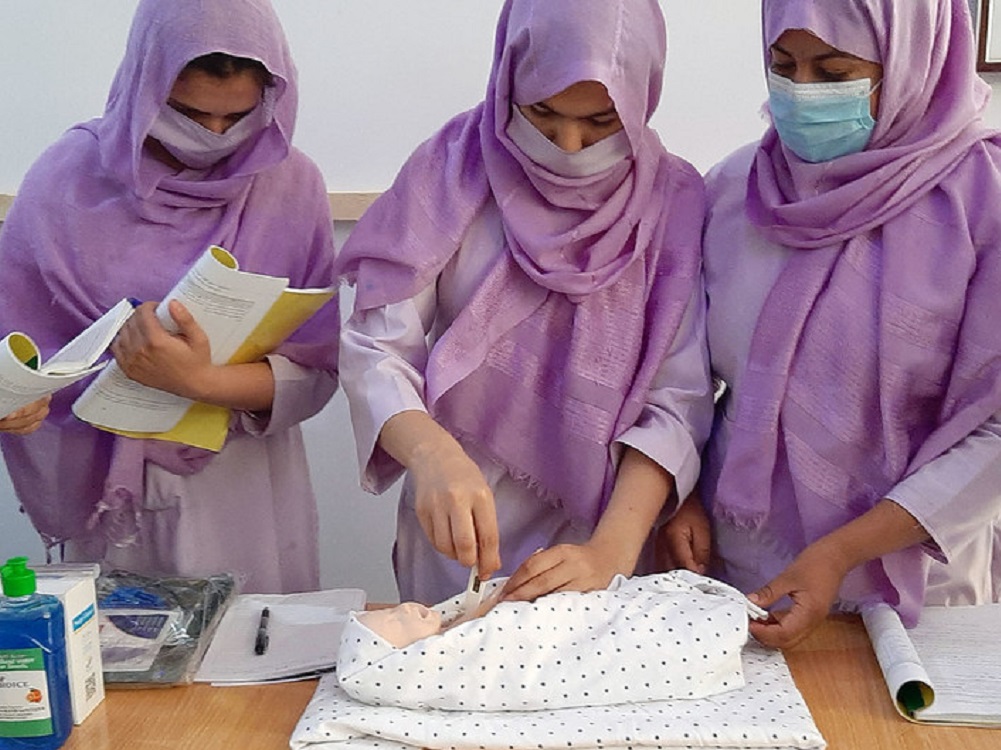 Afganistán ha perdido 500 mdd en un año por no permitir a estudiar a las niñas