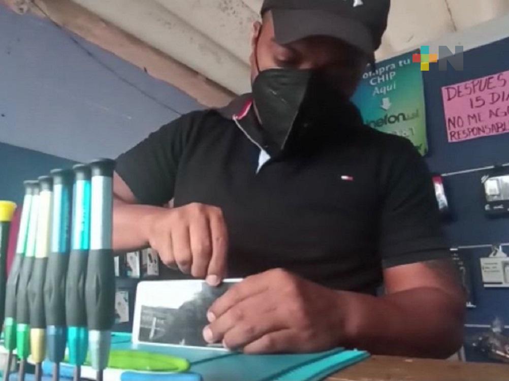Con regreso a clases, aumentó la demanda en reparación de celulares en Coatzacoalcos