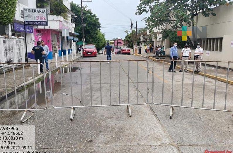 Por aumento de contagios de covid, cierran calle aledaña al Hospital del IMSS en Minatitlán