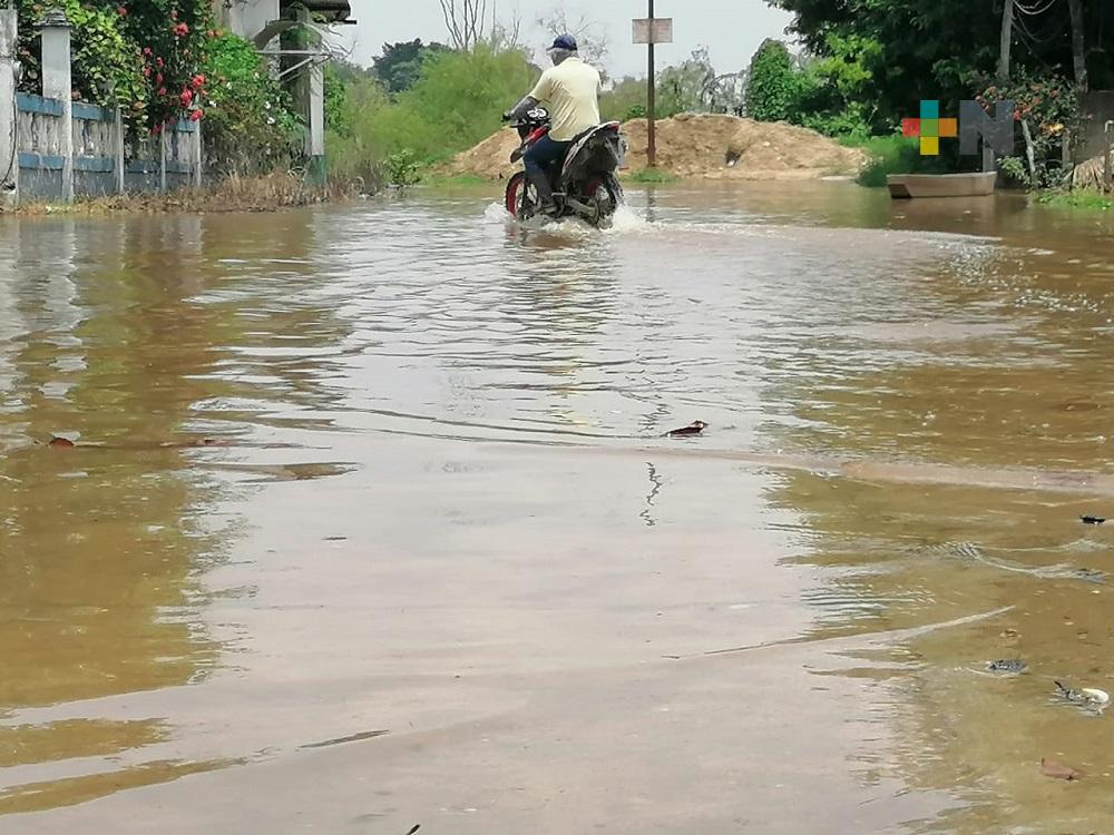 Desborda río Coatzacoalcos, agua llega a barrio de municipio de Hidalgotitlán