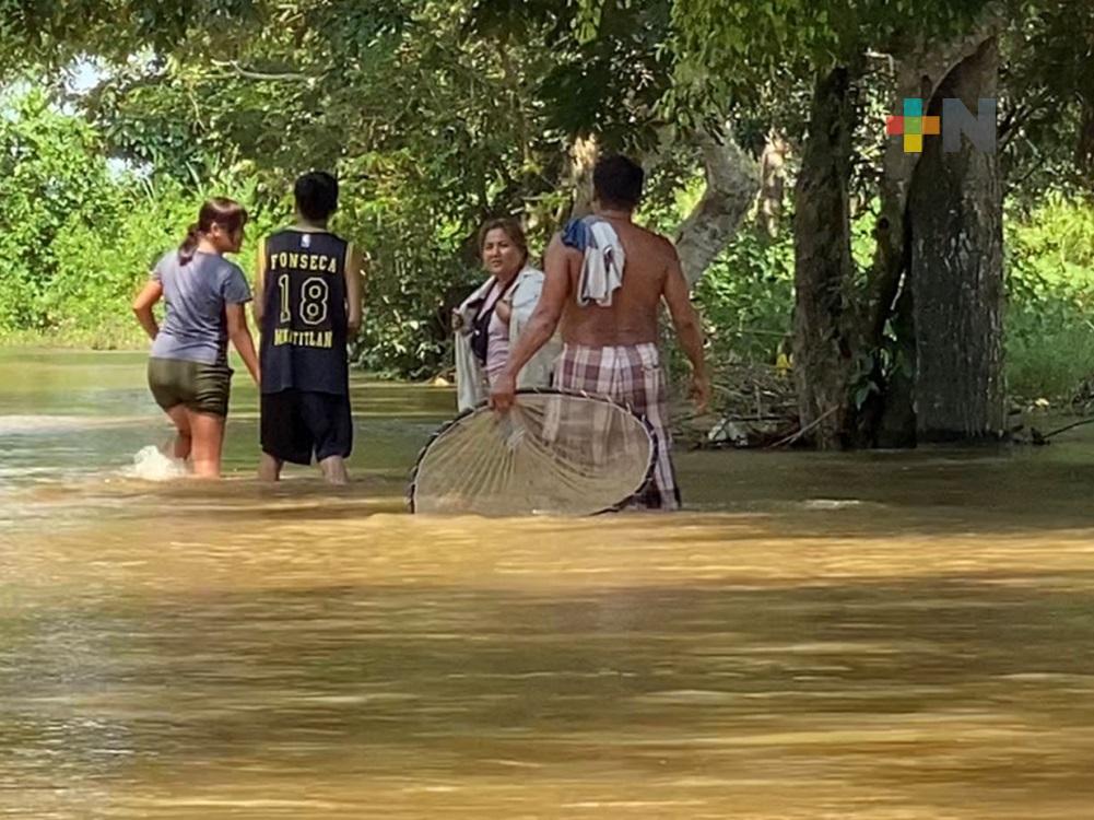Desbordamiento de río Coatzacoalcos deja inundadas comunidades en el sur