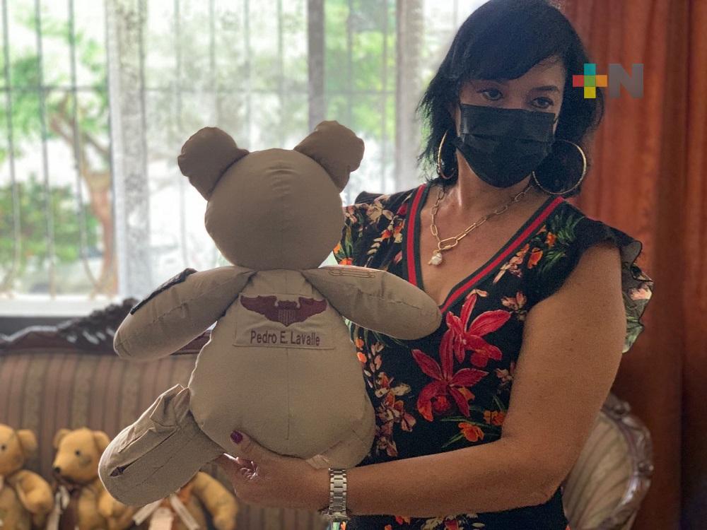 Emprendedora de Coatzacoalcos elabora osos memoriales con prendas de personas fallecidas