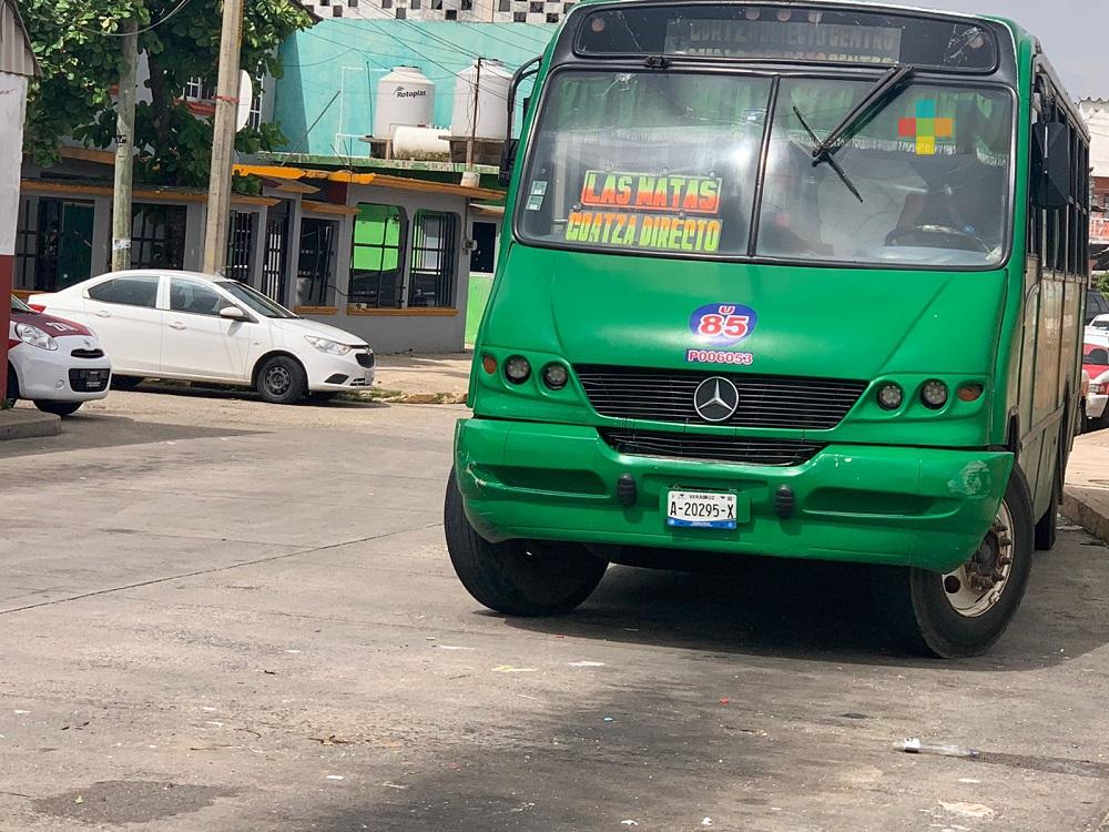 En Coatzacoalcos, choferes de urbanos se resisten a usar cubrebocas en sus unidades