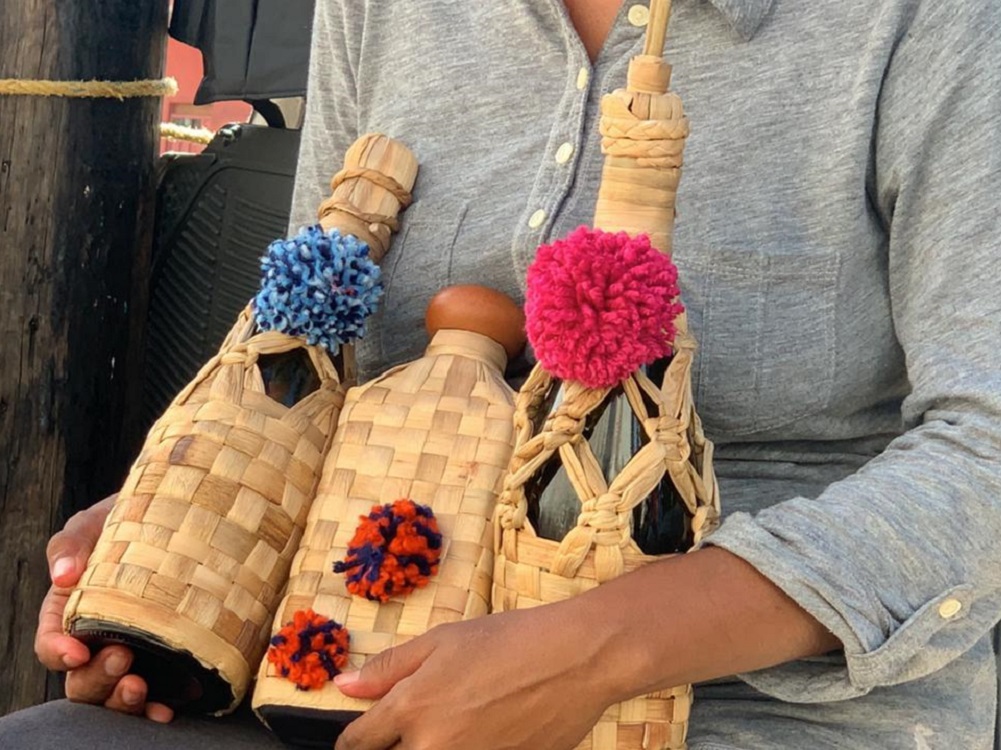 Familia de Coatzacoalcos crea artesanías con lirio acuático