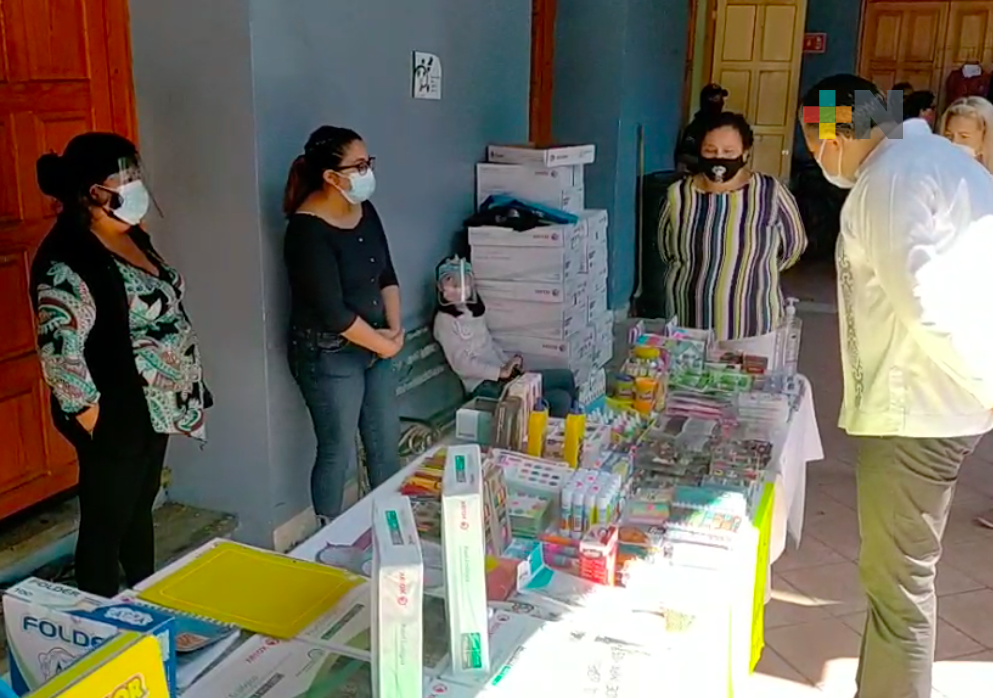 En palacio municipal de Coatepec realizan Feria del Regreso a Clases