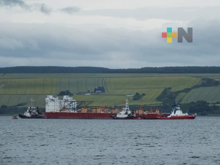 Remolcan a Tuxpan la Barcaza BOA BARGE 22