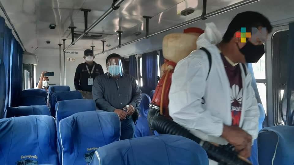 Desinfectan unidades de transporte y particulares en Moloacán
